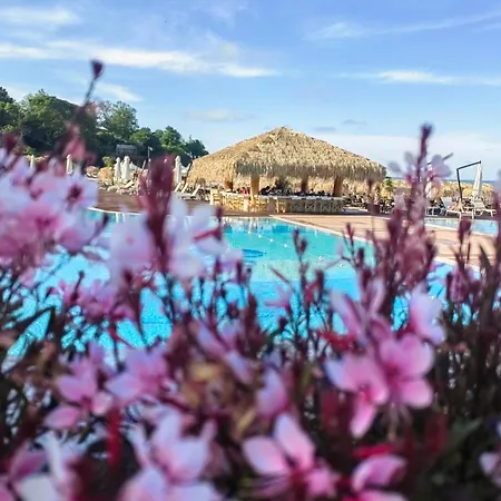 Sea Breeze Apartment, Oasis Resort, *