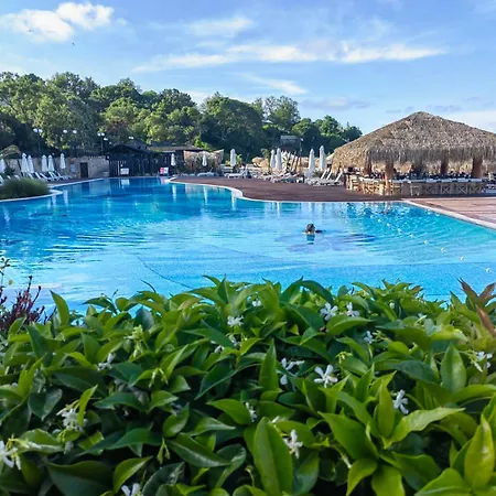 Sea Breeze Apartment, Oasis Resort, *